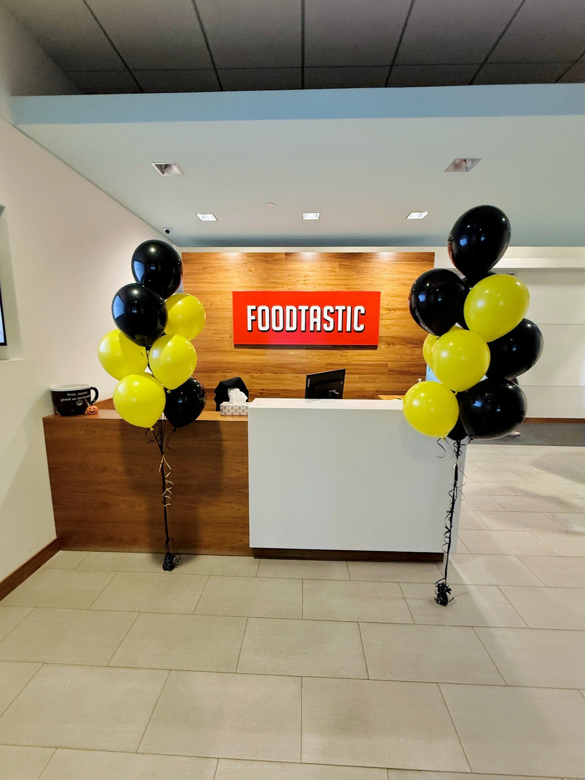 Office reception balloon decor with helium bouquets in Toronto – custom color themes by Wooow Balloons