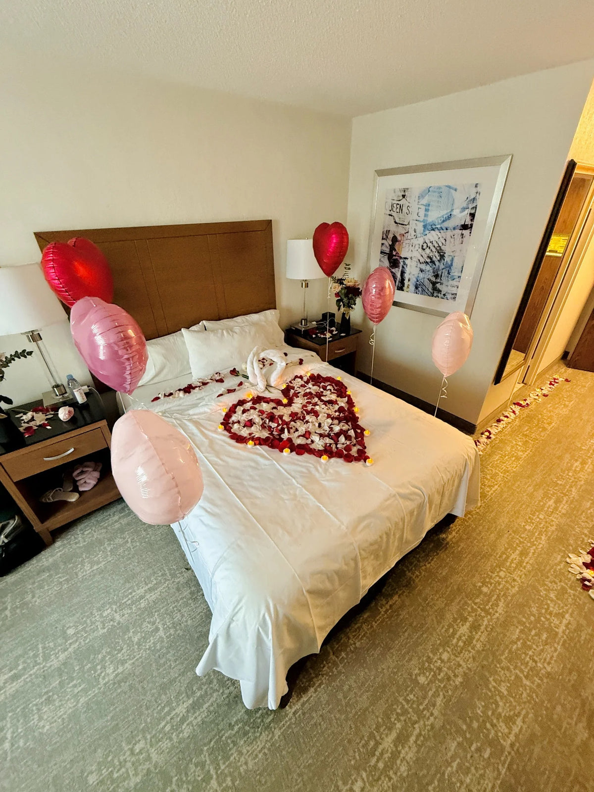 Valentine’s hotel room decor with fresh petals and heart-shaped balloons – Wooow Balloons Toronto.