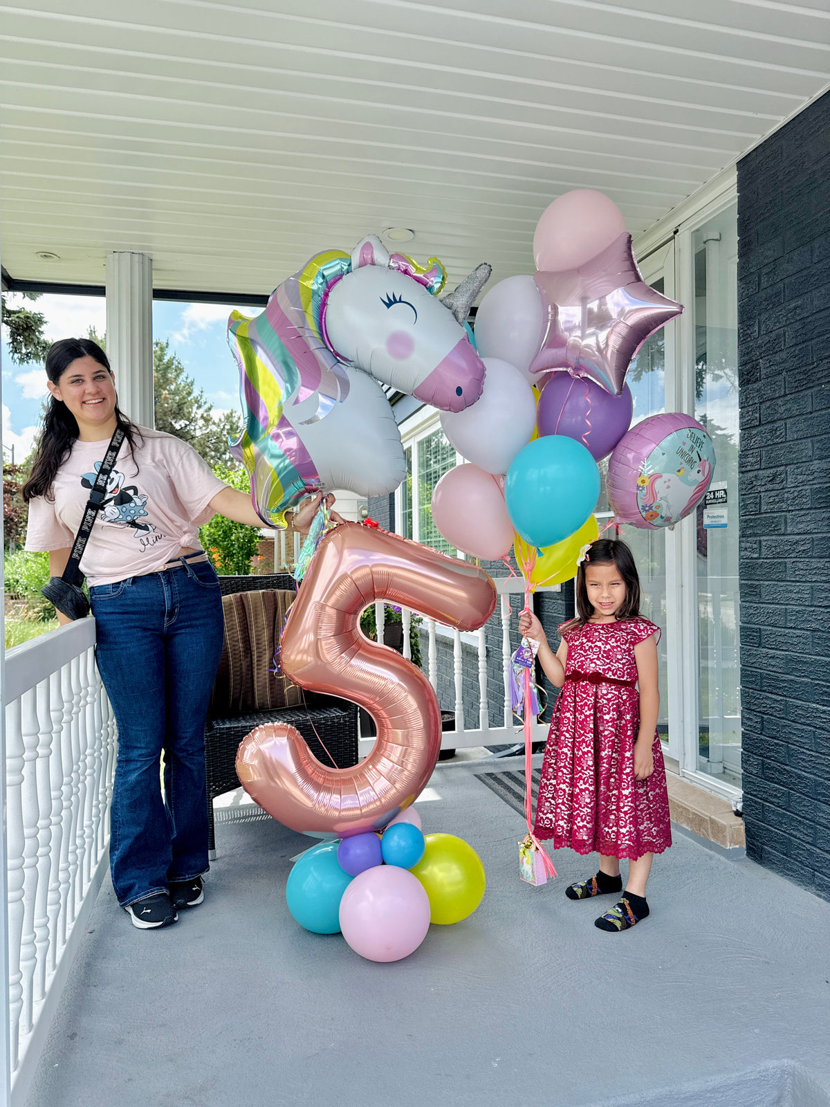 Unicorn Birthday balloon delivery in Toronto for kids party. 