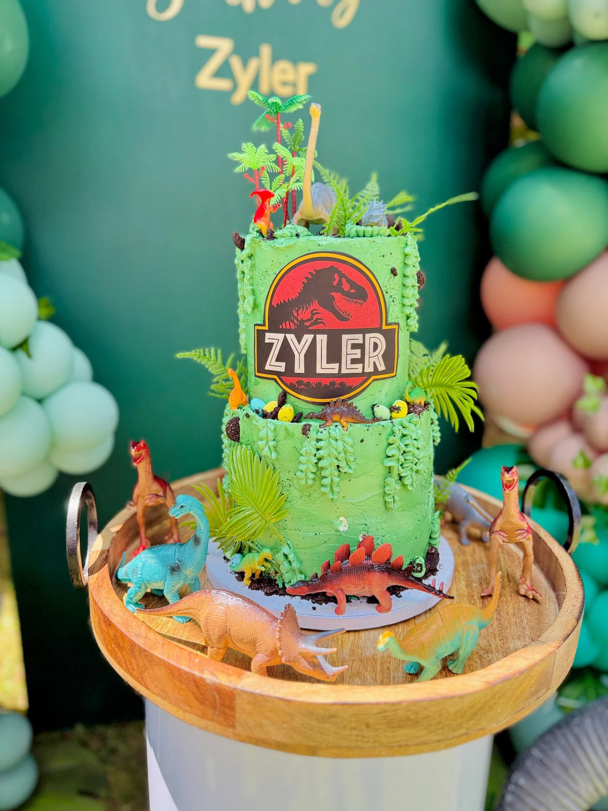 Green dinosaur cake with balloon backdrop – Jurassic theme birthday Toronto