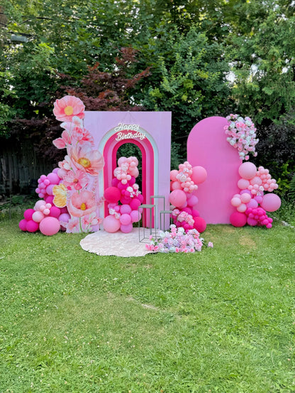 Pink floral balloon backdrop with Happy Birthday sign – Toronto balloon decor by Wooow Balloons.