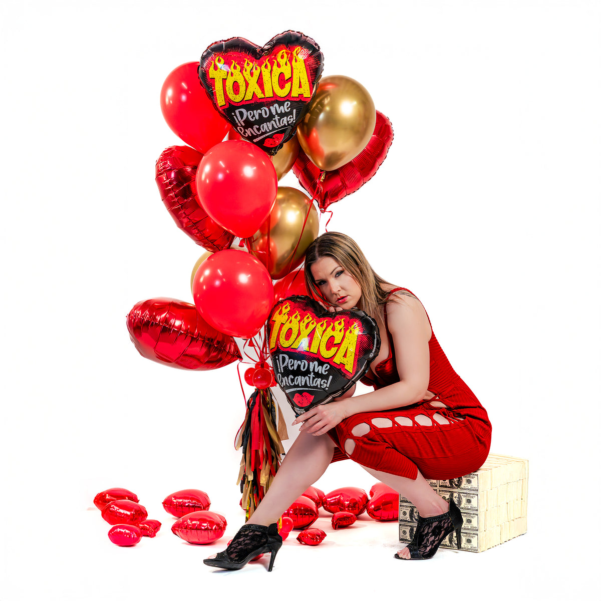 Toxica Pero Me Encantas Valentine balloon bouquet Toronto with red open-heart foil balloon, red hearts, gold balloons, and tassel weight.