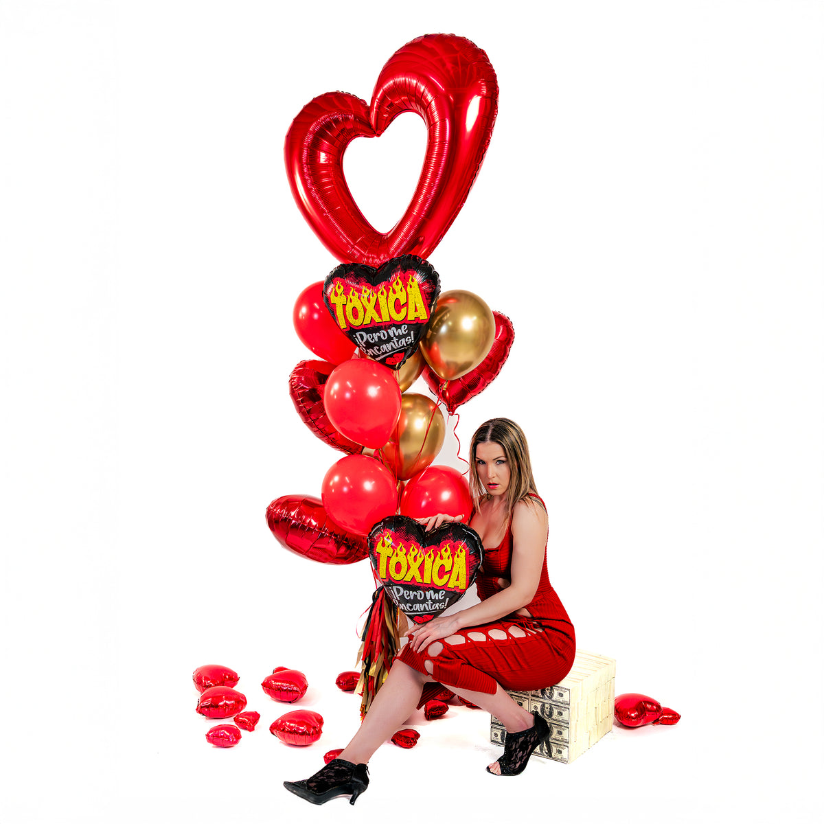 Valentine balloon bouquet Toronto featuring “Tóxica pero me encantas” heart balloon with red and gold balloon cluster.